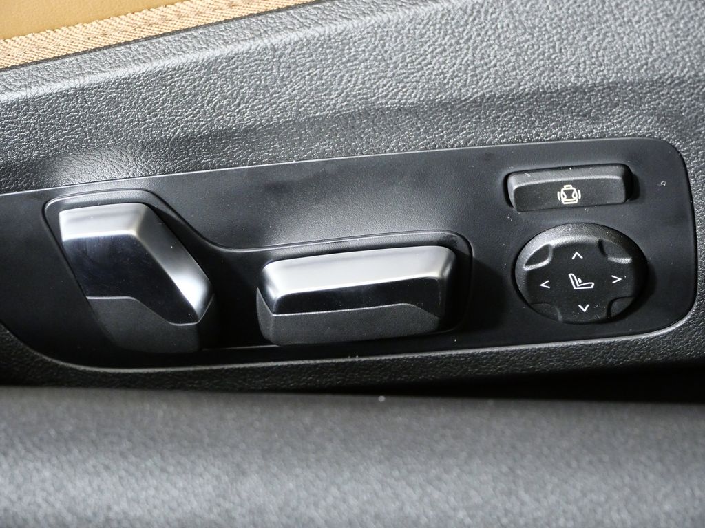 Thumbnail: 2025 BMW M8 - 22