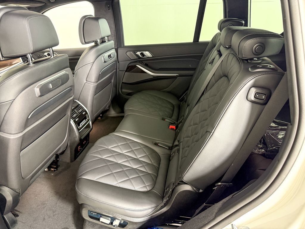 Thumbnail: 2026 BMW X7 - 33