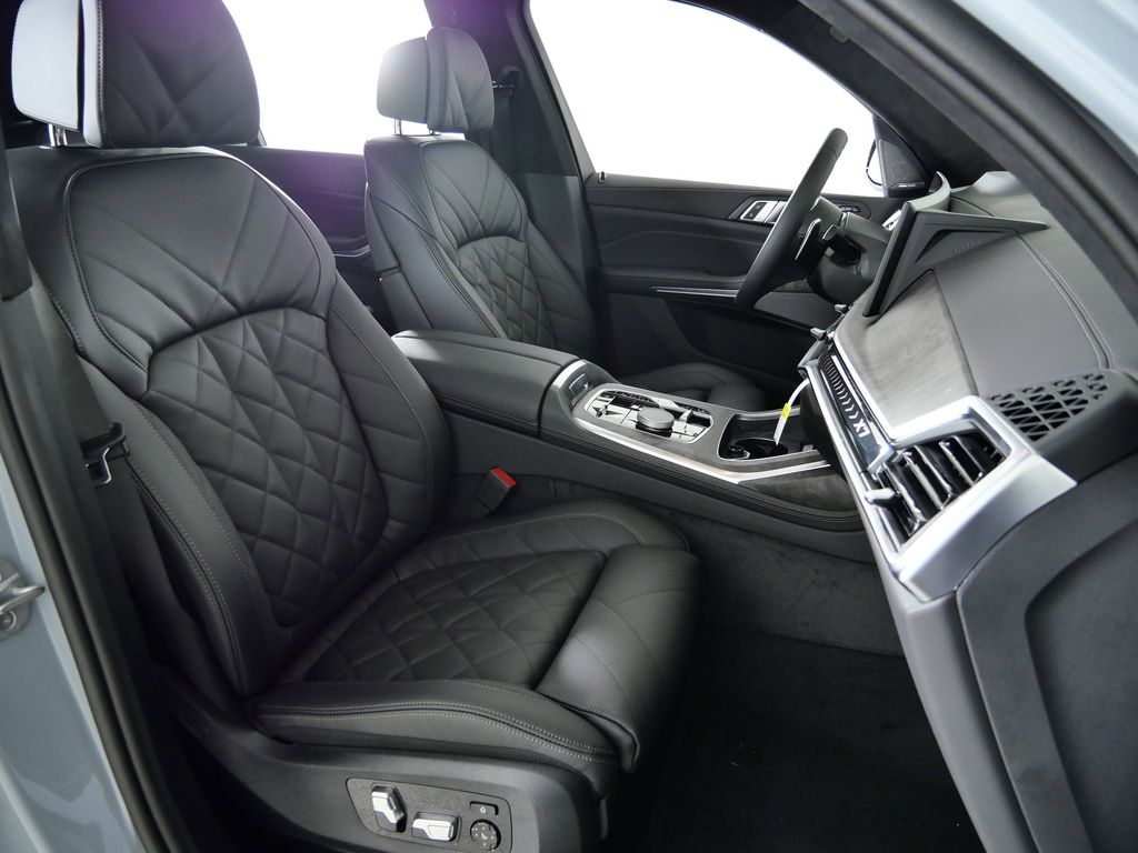 Thumbnail: 2026 BMW X7 - 21