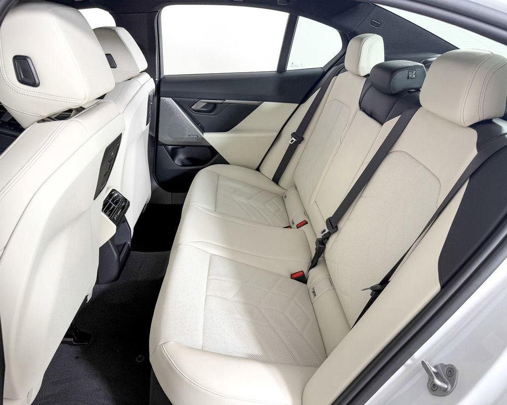 Thumbnail: 2025 BMW 5 Series - 32
