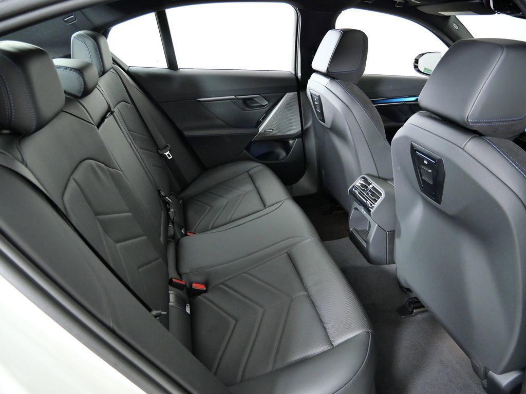 Thumbnail: 2026 BMW i5 - 26