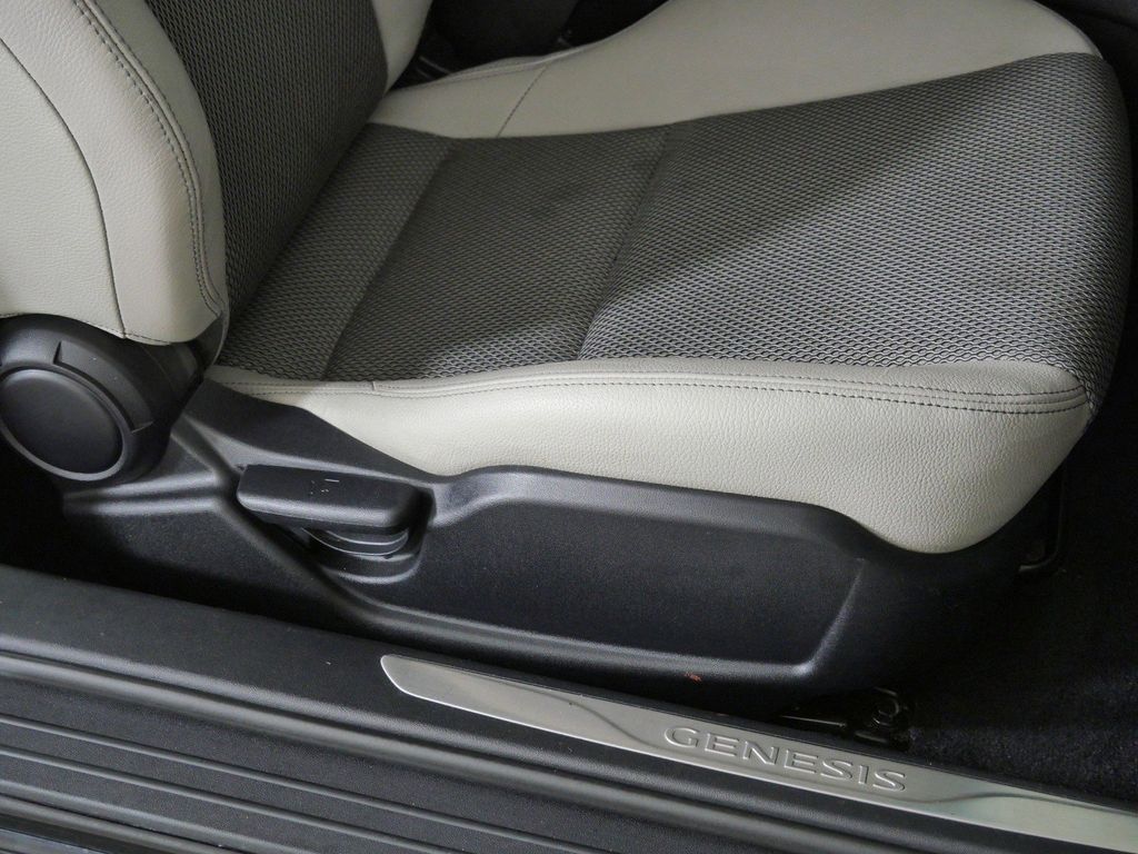 Thumbnail: 2015 Hyundai Genesis - 20