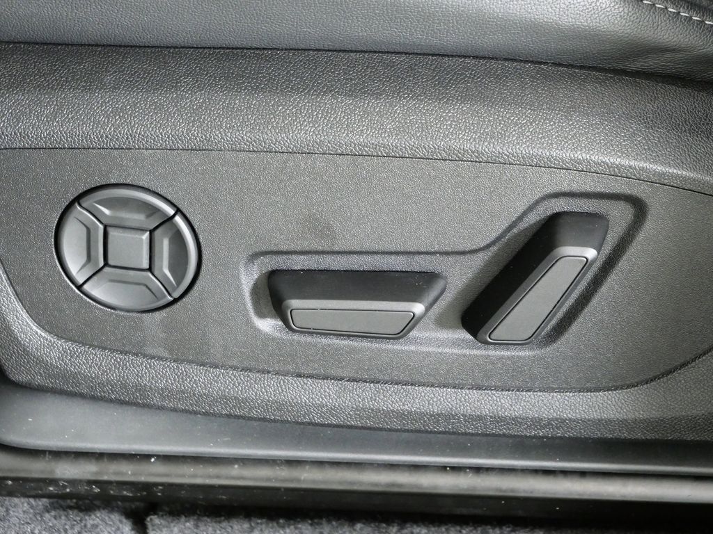 Thumbnail: 2025 Audi Q6 e-tron - 38