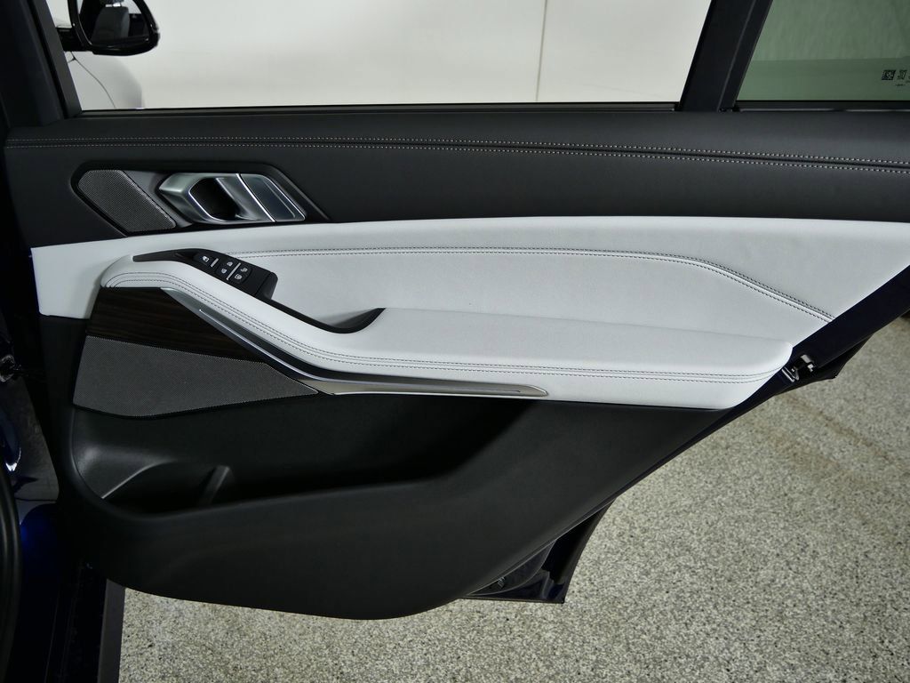 Thumbnail: 2026 BMW X7 - 27