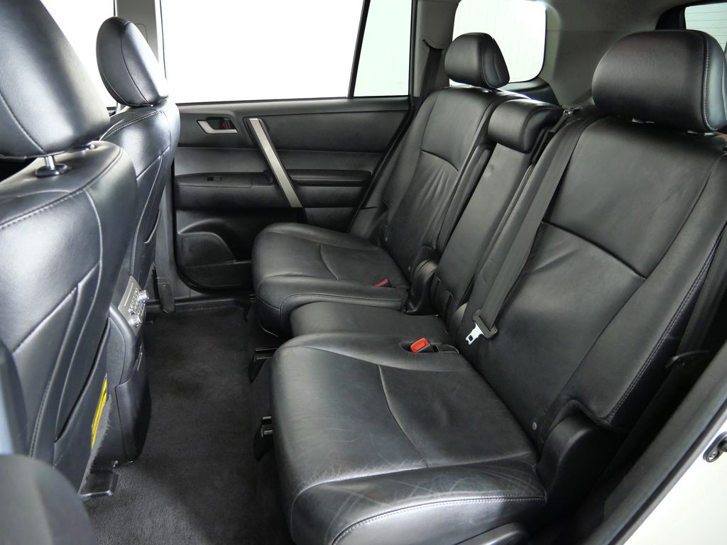 Thumbnail: 2011 Toyota Highlander - 31