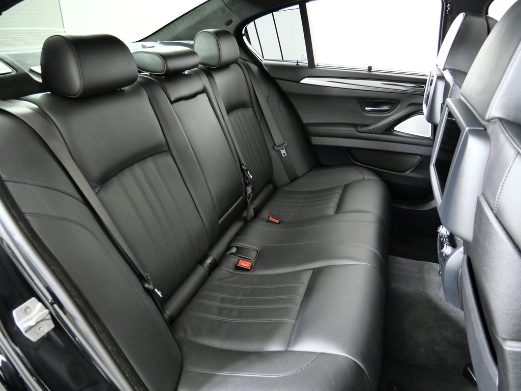 Thumbnail: 2013 BMW M5 - 27