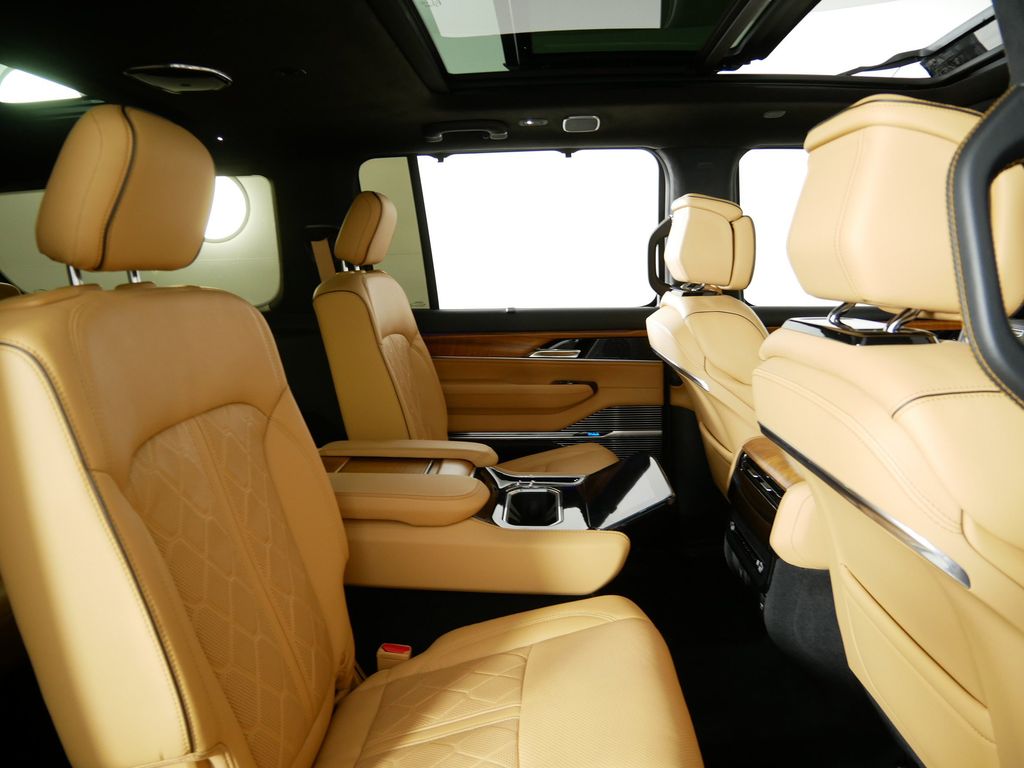 2022 Jeep Grand Wagoneer Series III 25