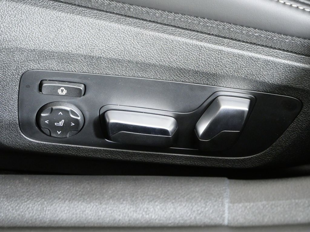 Thumbnail: 2026 BMW 8 Series - 38