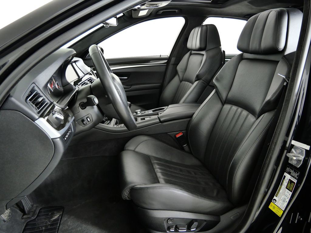 Thumbnail: 2013 BMW M5 - 35