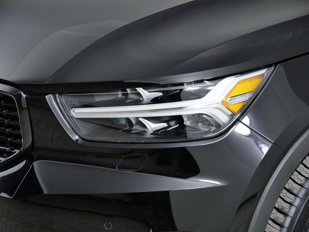 Thumbnail: 2021 Volvo XC40 - 4