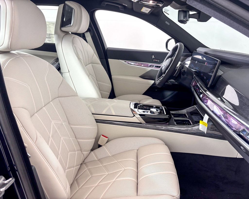 Thumbnail: 2025 BMW 7 Series - 18