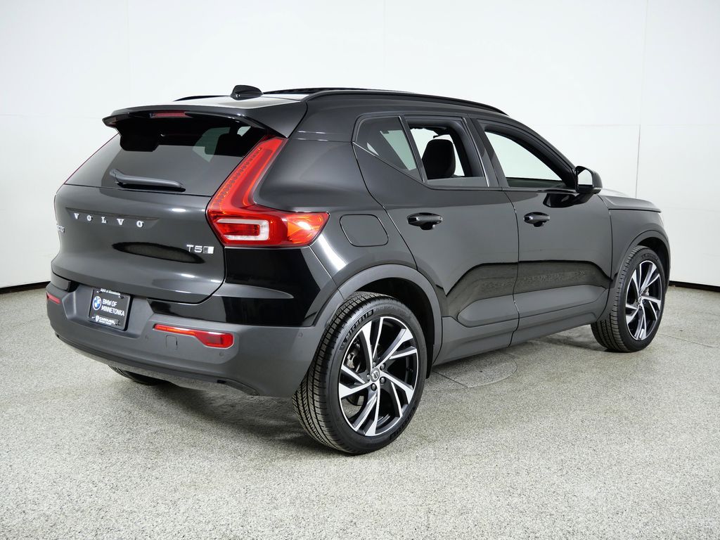 Thumbnail: 2021 Volvo XC40 - 10