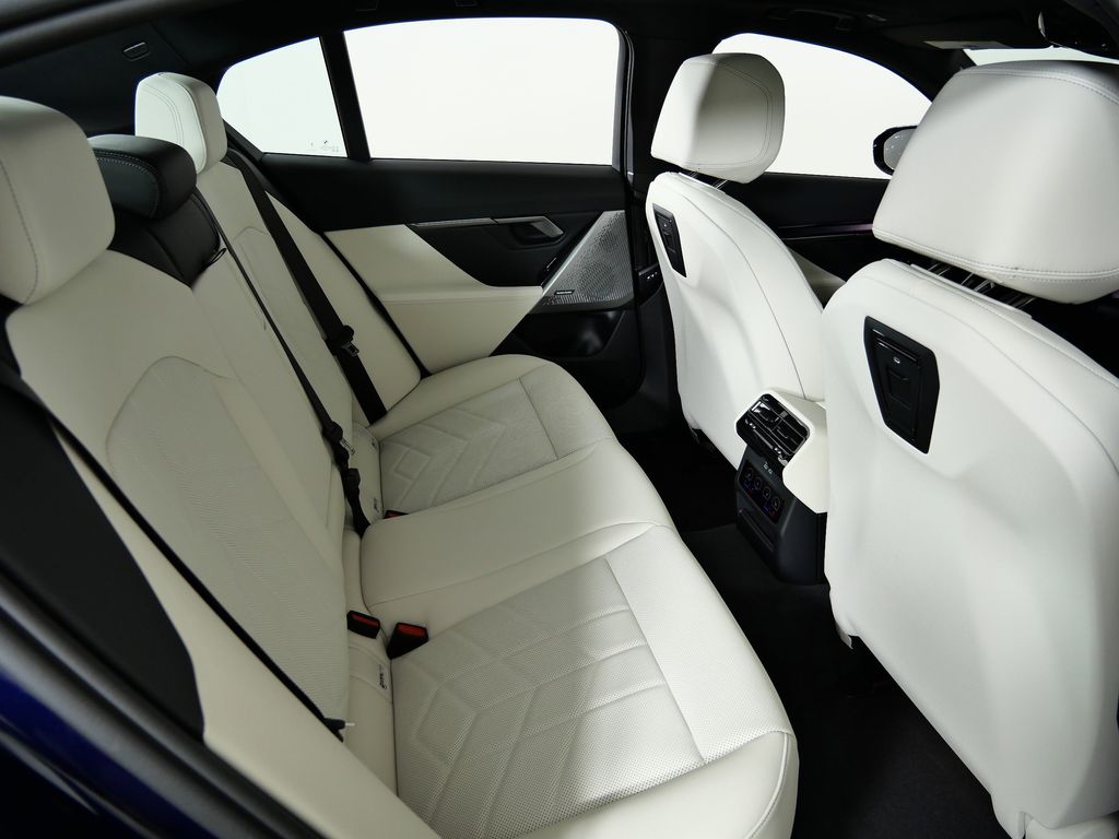 Thumbnail: 2026 BMW 5 Series - 25