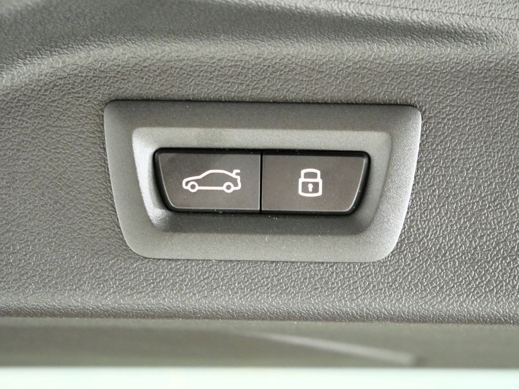 Thumbnail: 2026 BMW X7 - 32