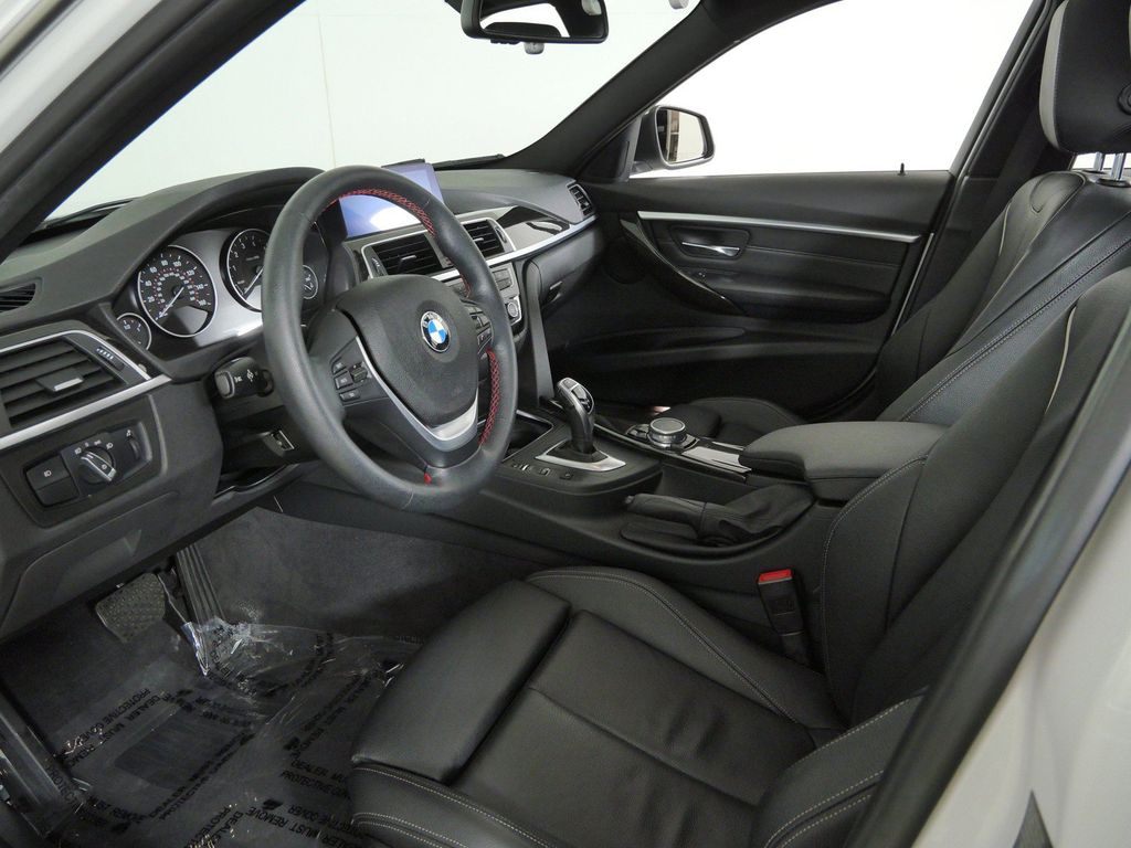 Thumbnail: 2017 BMW 3 Series - 32