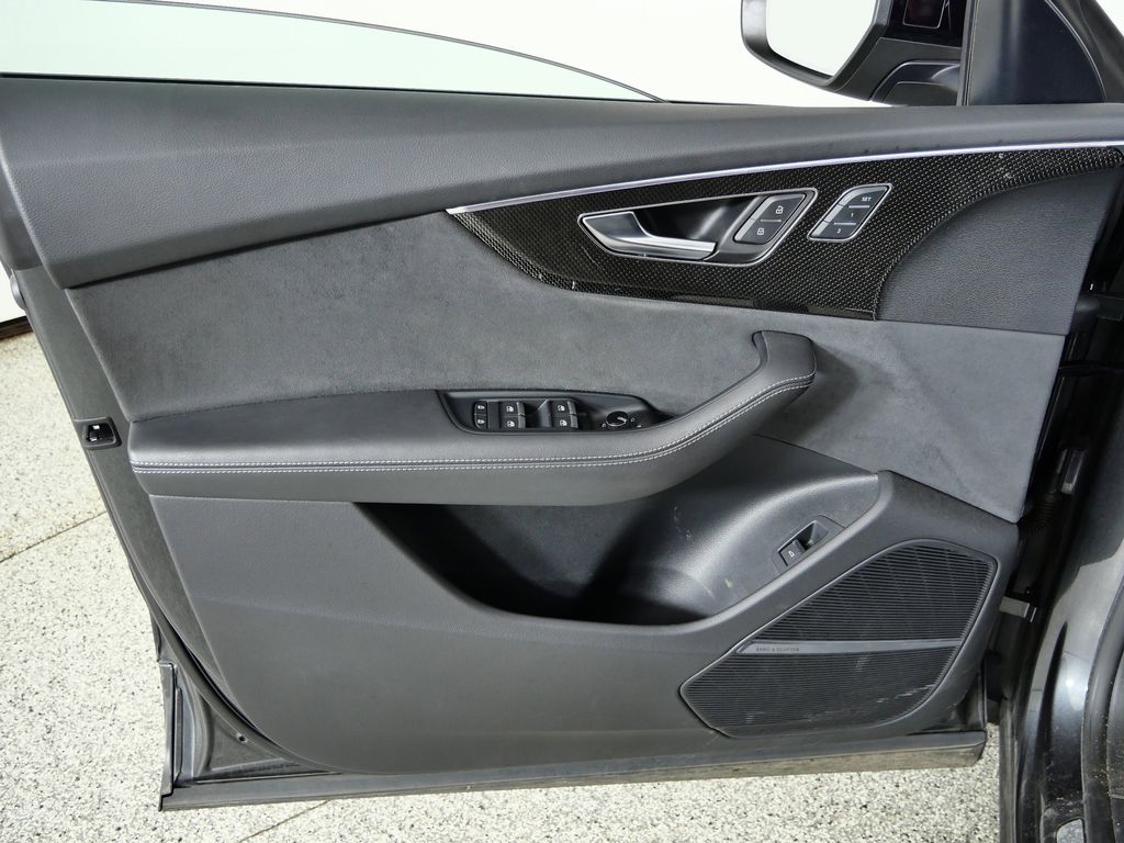 Thumbnail: 2023 Audi SQ8 - 31