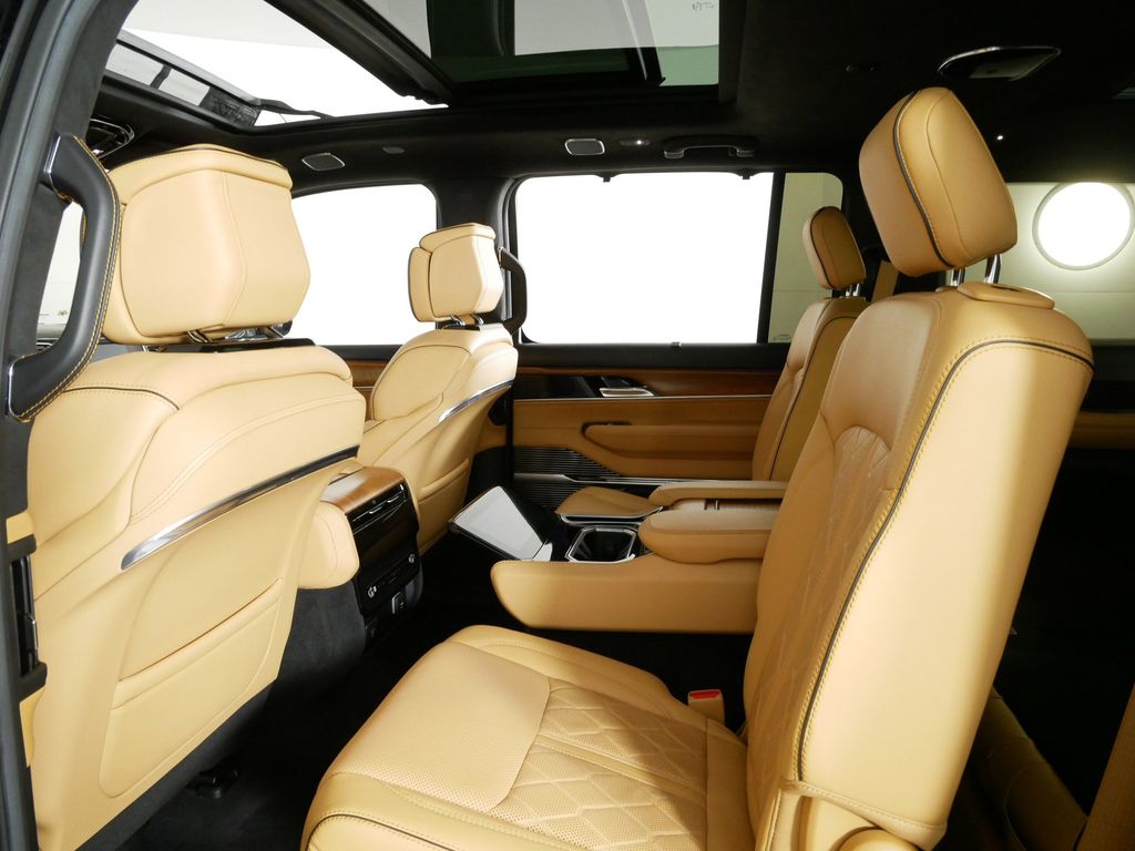 2022 Jeep Grand Wagoneer Series III 29