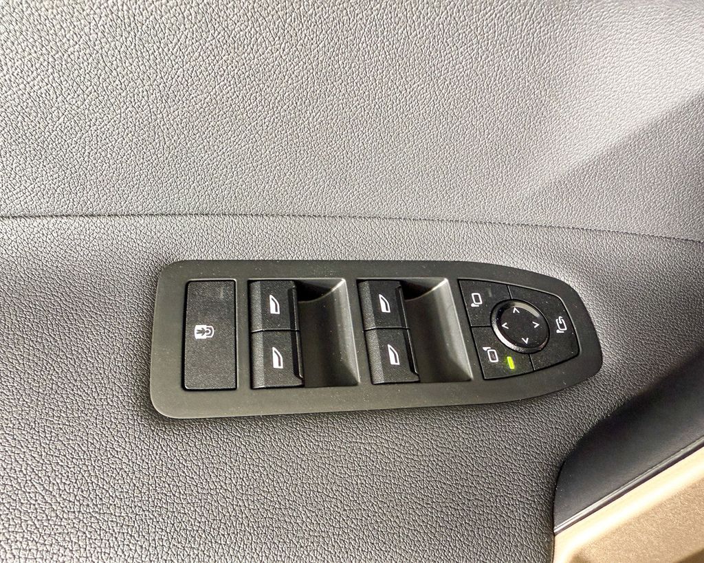 2025 BMW iX xDrive50 33