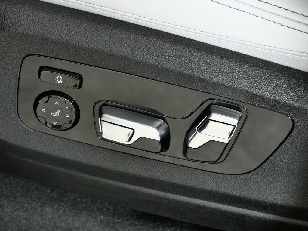 Thumbnail: 2026 BMW X7 - 42