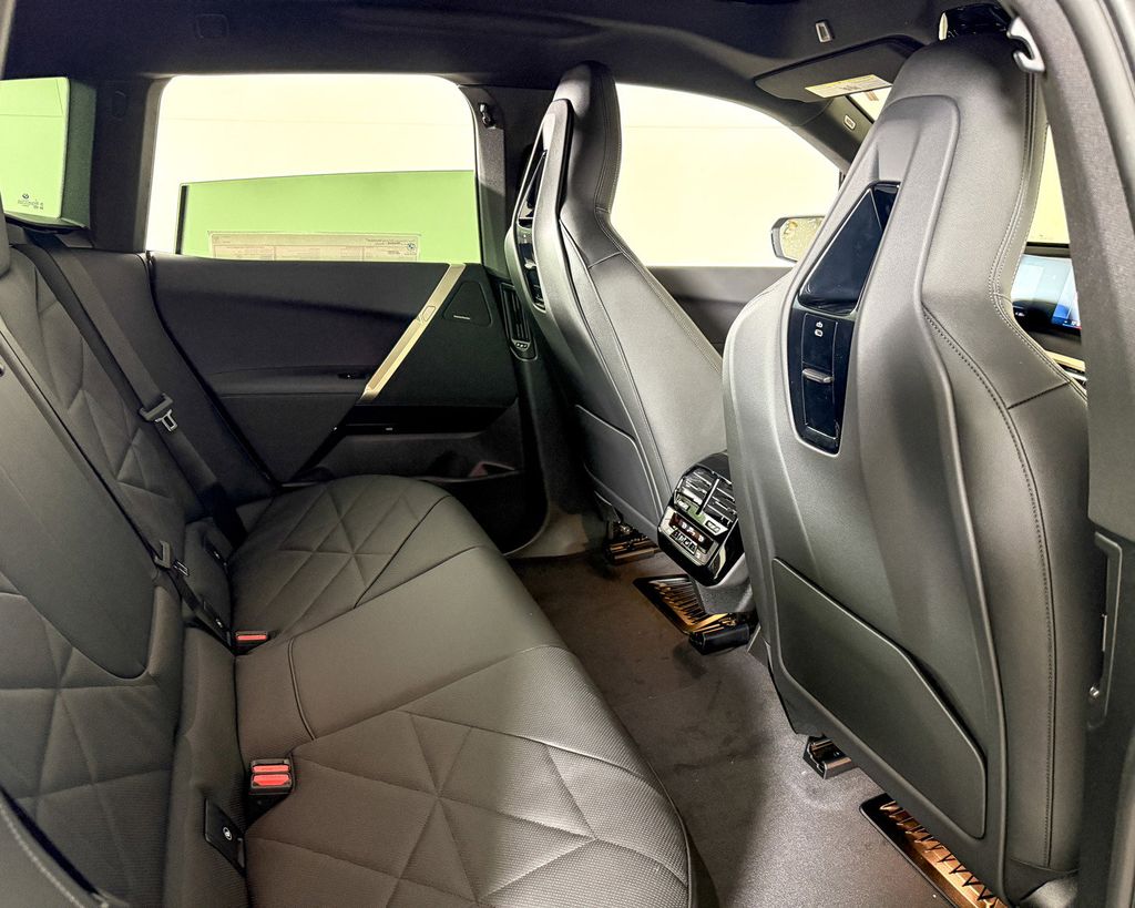 2025 BMW iX xDrive50 24