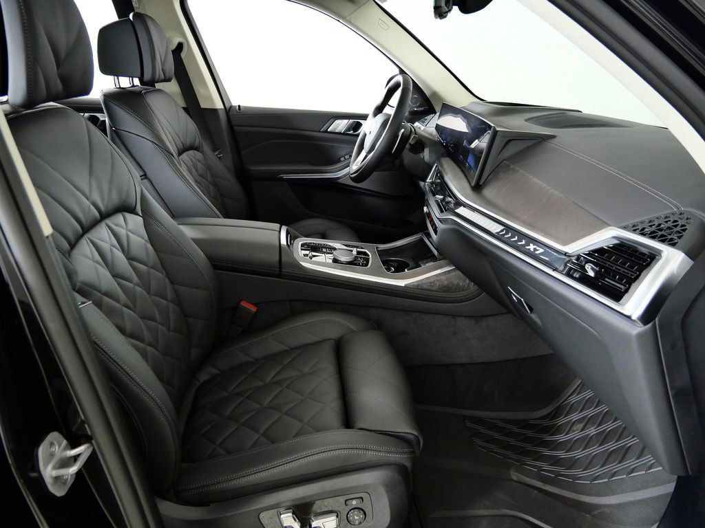Thumbnail: 2026 BMW X7 - 21
