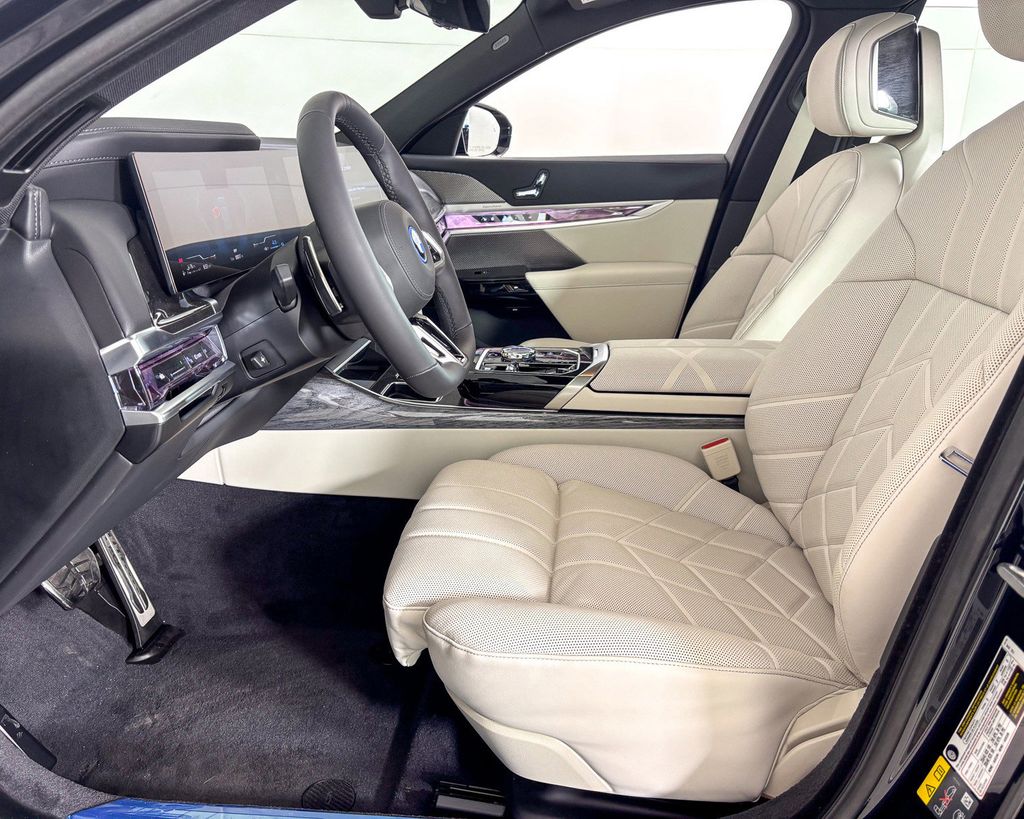 Thumbnail: 2025 BMW 7 Series - 29