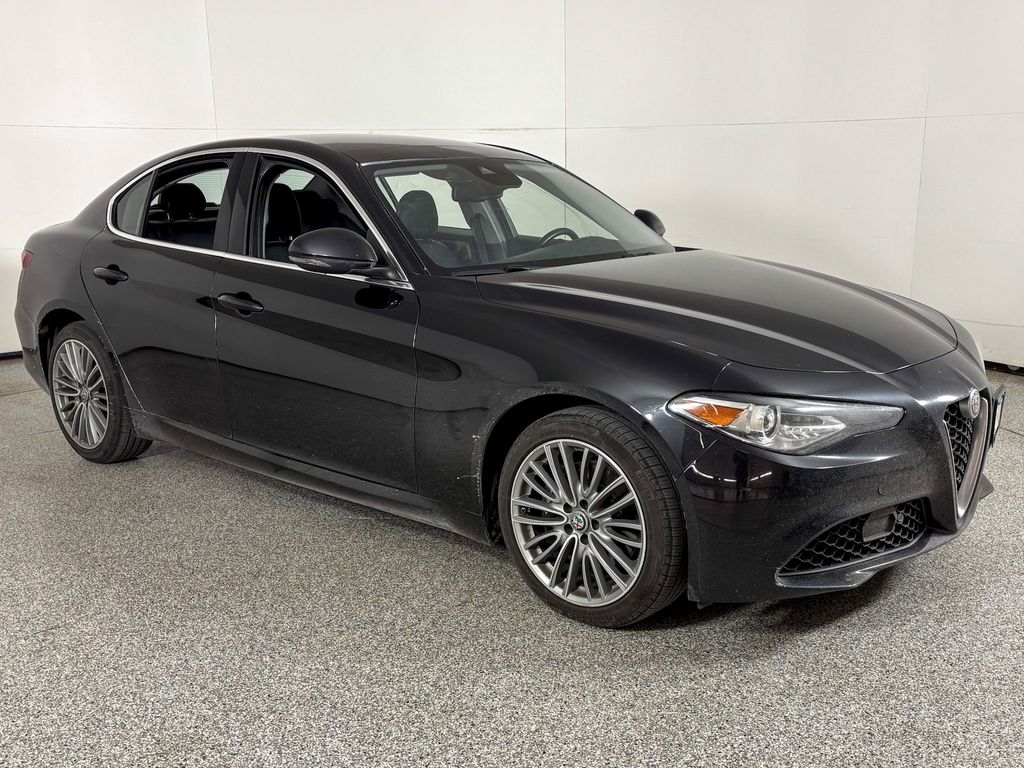 Thumbnail: 2017 Alfa Romeo Giulia - 4