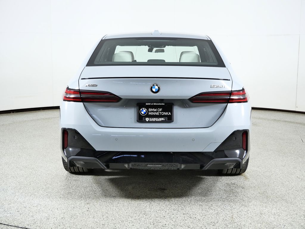 Thumbnail: 2026 BMW 5 Series - 10