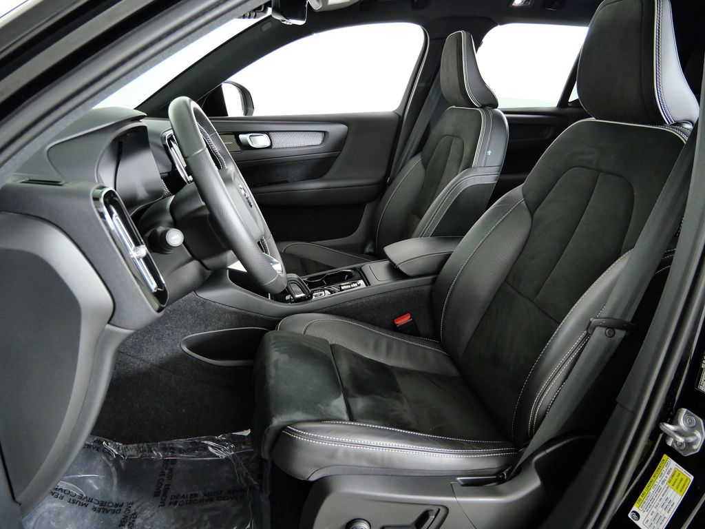 Thumbnail: 2021 Volvo XC40 - 35