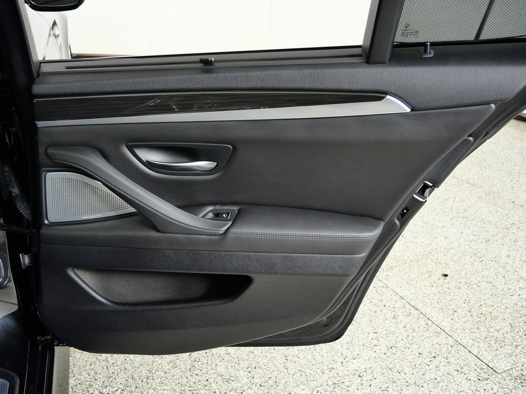 Thumbnail: 2013 BMW M5 - 25