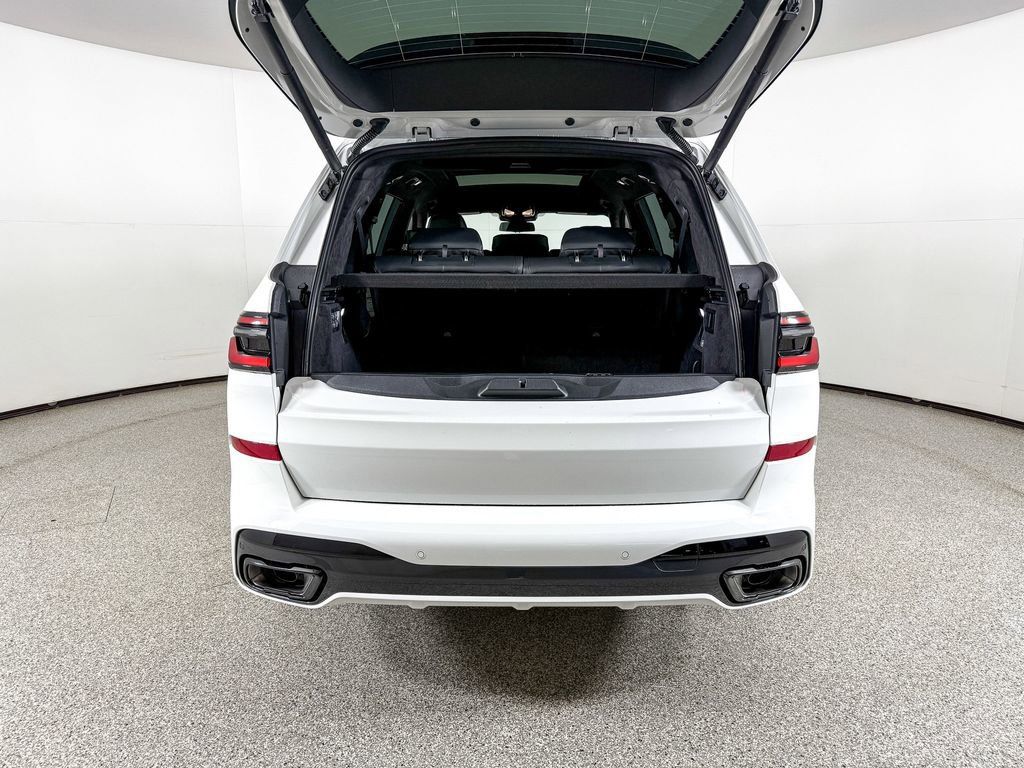 Thumbnail: 2026 BMW X7 - 18