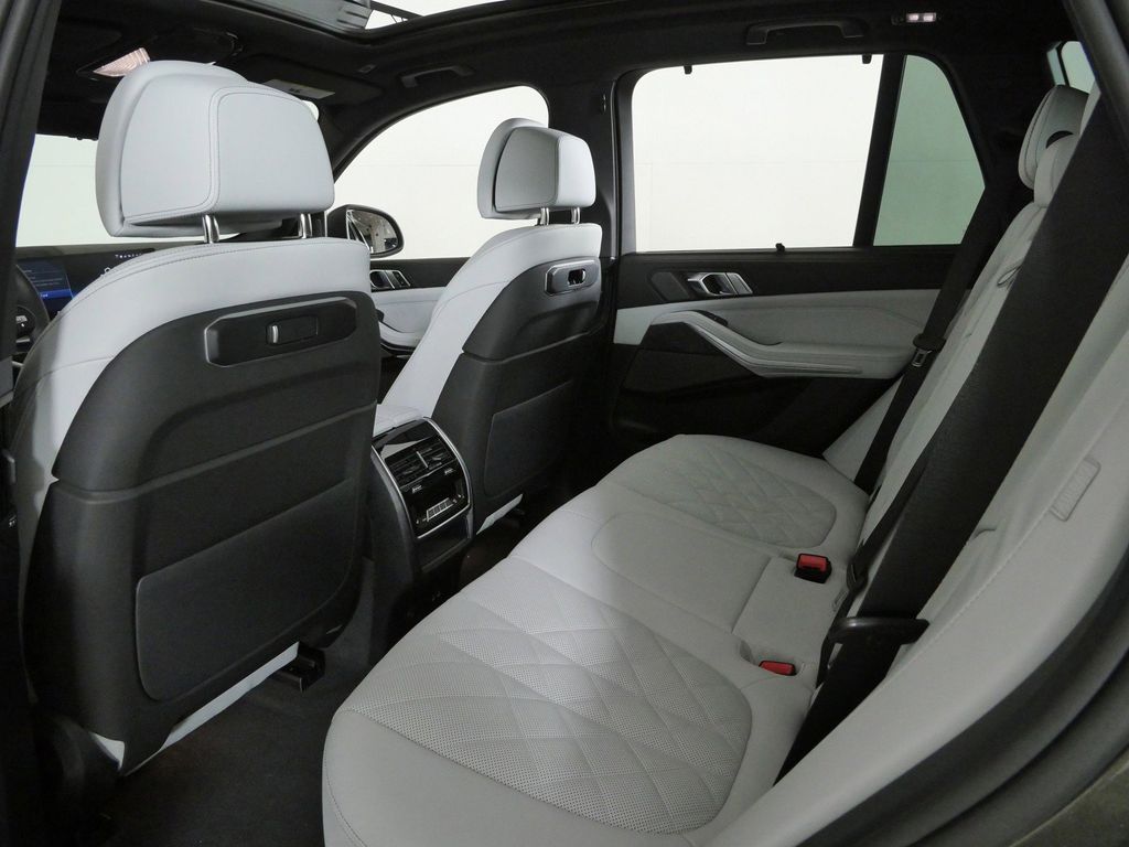 Thumbnail: 2026 BMW X5 - 32