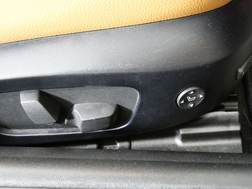 Thumbnail: 2011 BMW 3 Series - 21