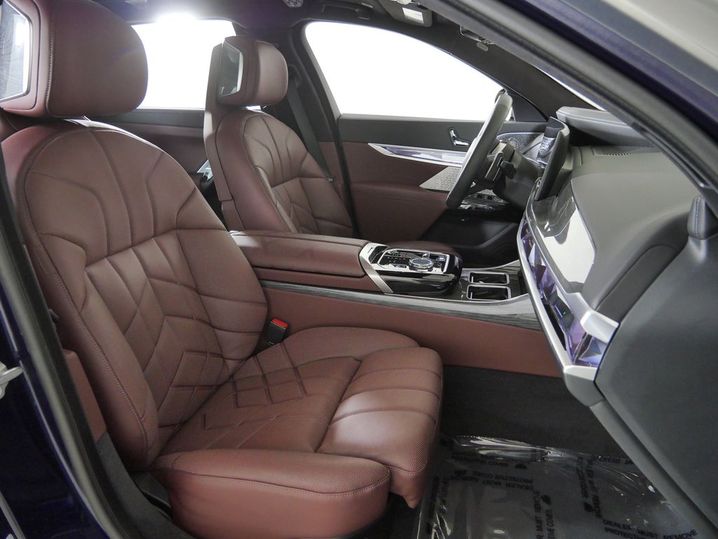 Thumbnail: 2023 BMW 7 Series - 27