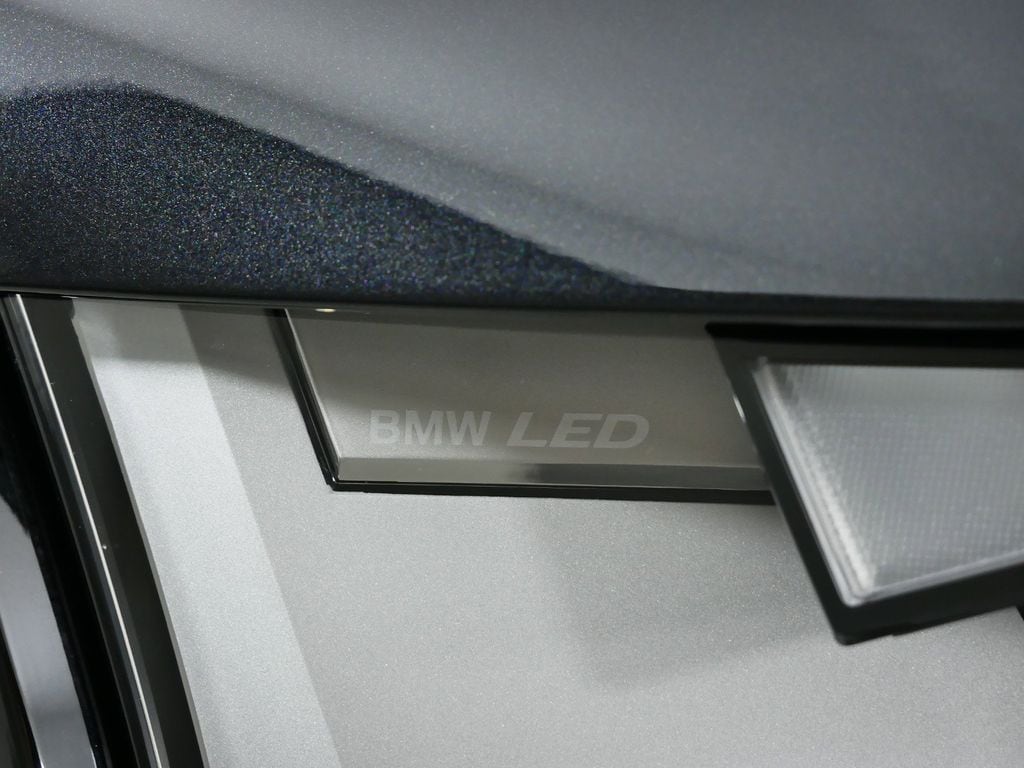 2025 BMW iX xDrive50 18