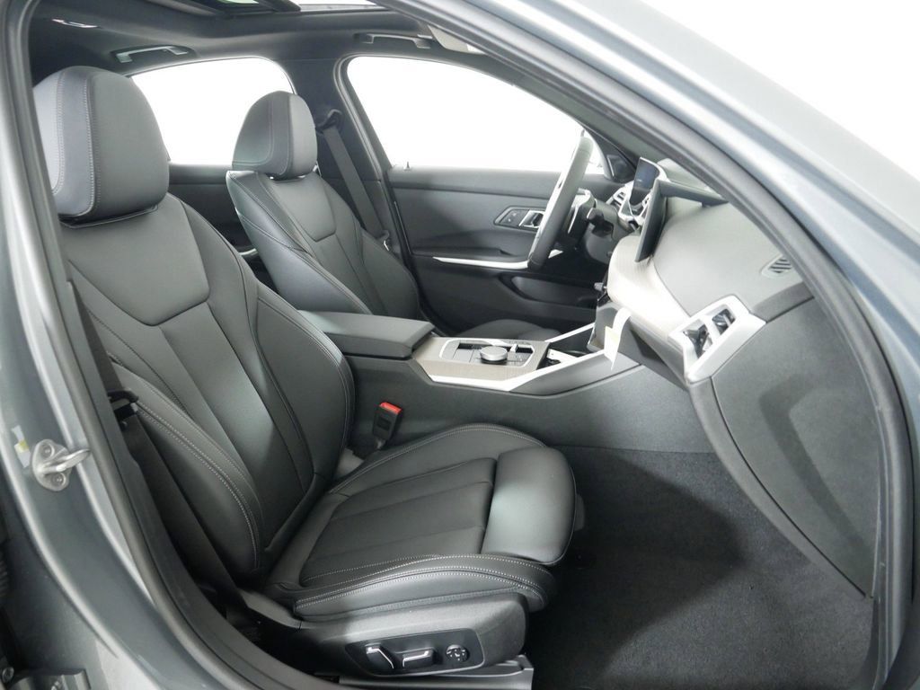 Thumbnail: 2025 BMW 3 Series - 27