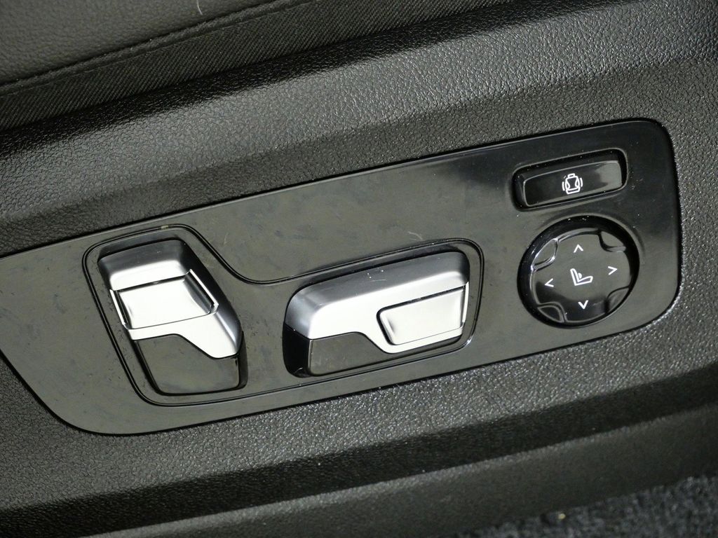 Thumbnail: 2021 BMW X7 - 23