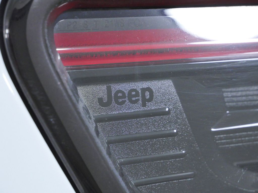 Thumbnail: 2023 Jeep Grand Wagoneer - 18