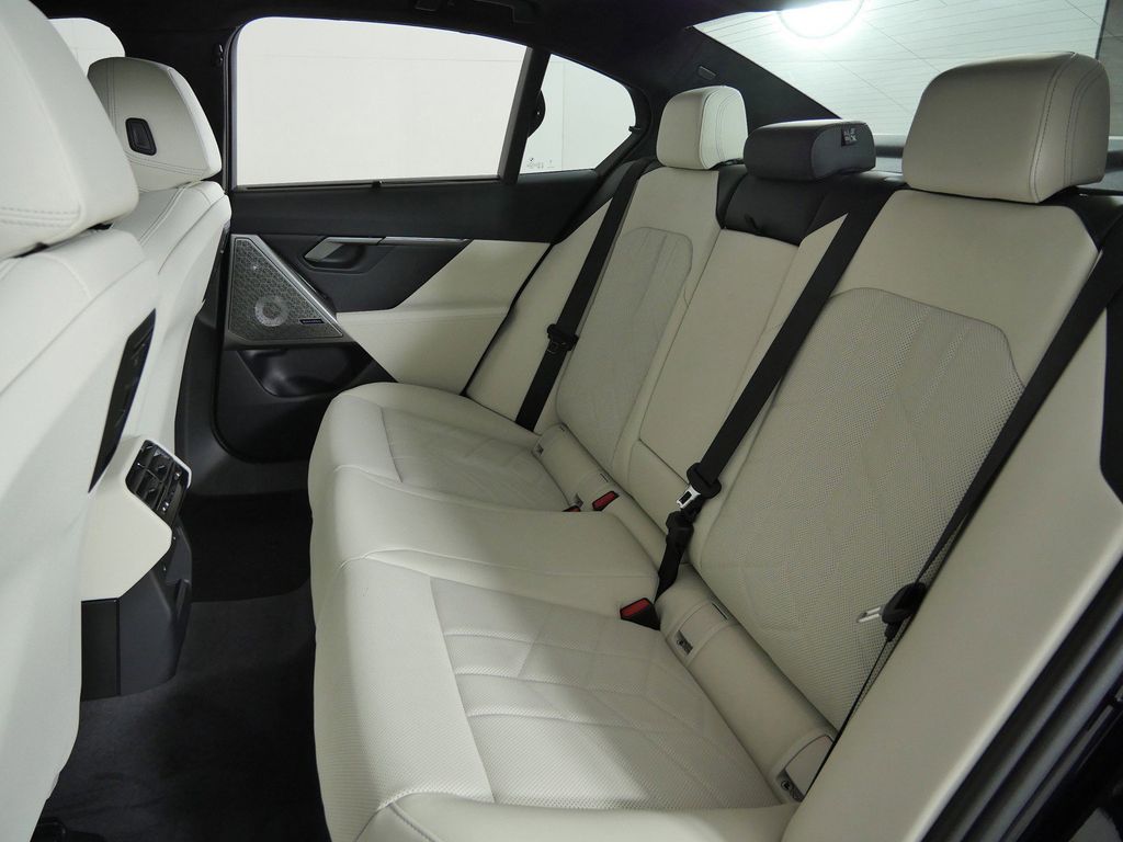 Thumbnail: 2027 BMW 5 Series - 32