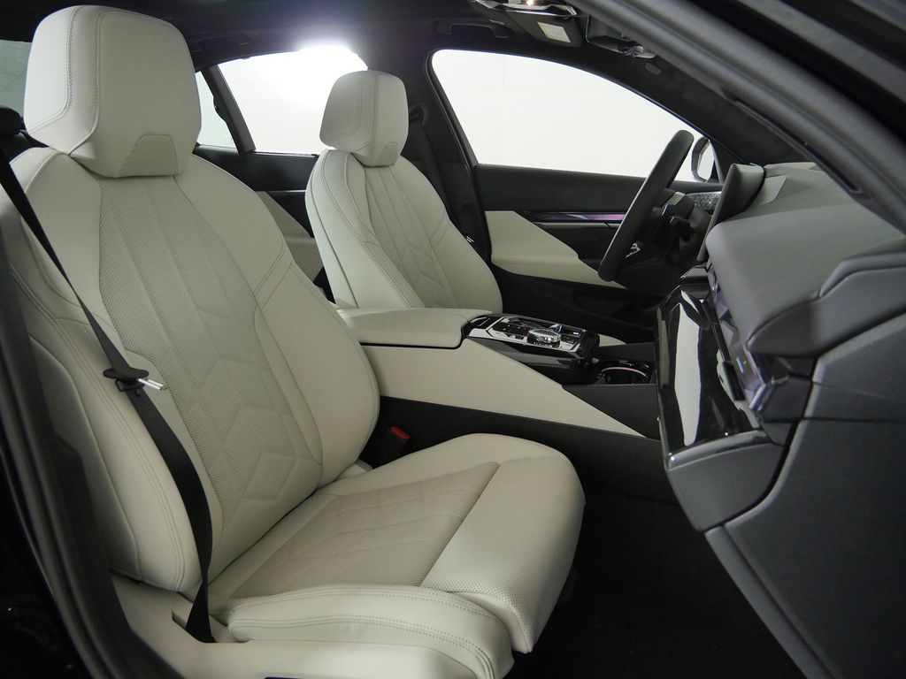 Thumbnail: 2027 BMW 5 Series - 22