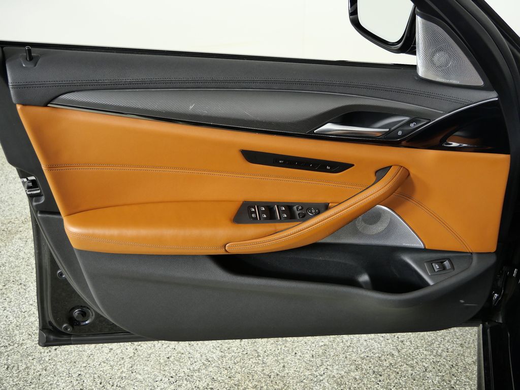 Thumbnail: 2019 BMW M5 - 32