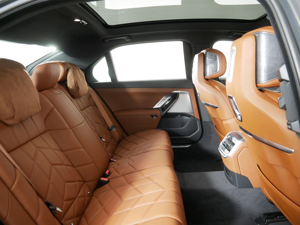 Thumbnail: 2025 BMW 7 Series - 24