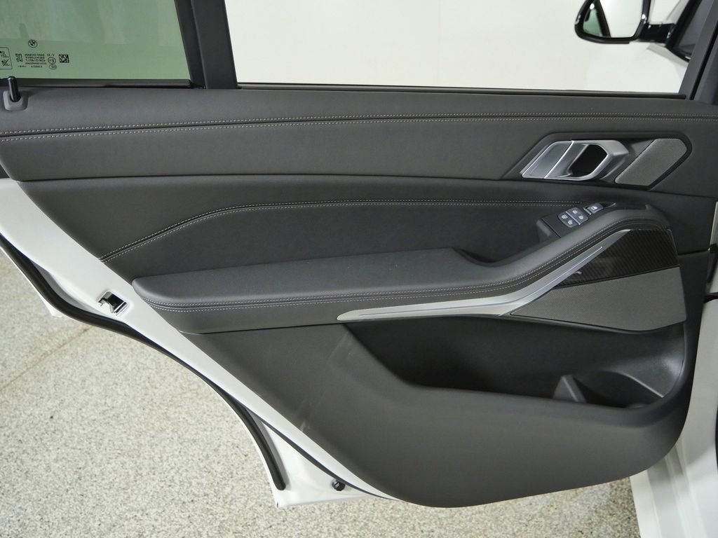 Thumbnail: 2026 BMW X7 - 32