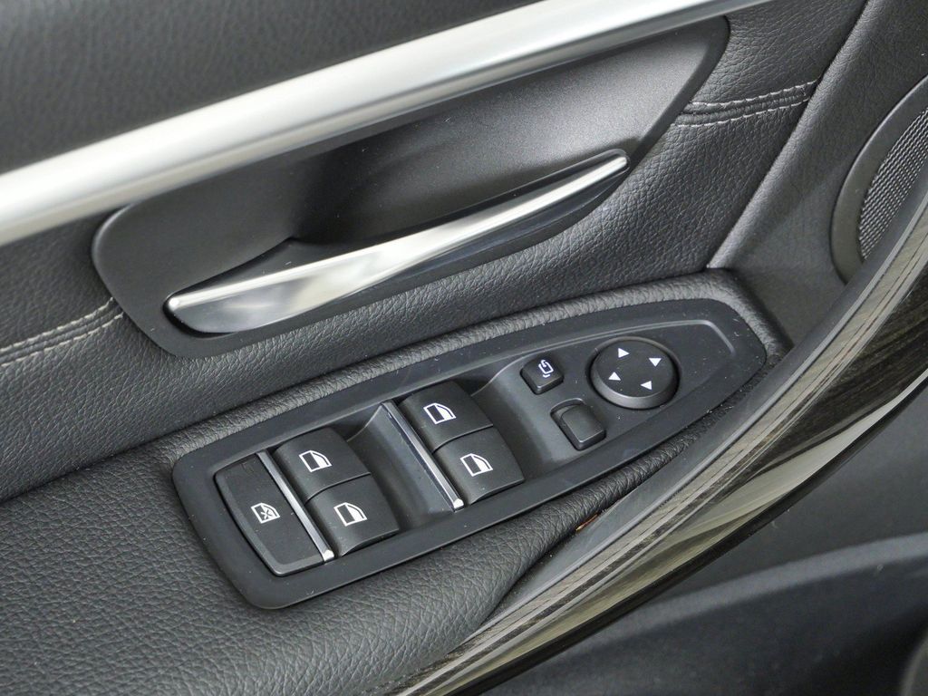 Thumbnail: 2017 BMW 3 Series - 34