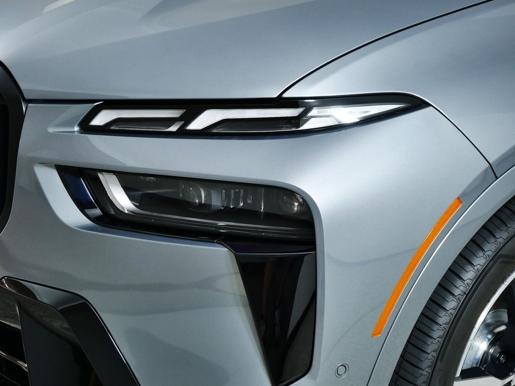 Thumbnail: 2026 BMW X7 - 16
