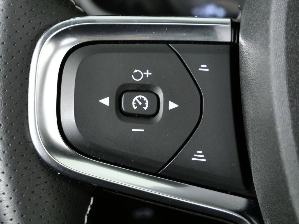 Thumbnail: 2021 Volvo XC40 - 41