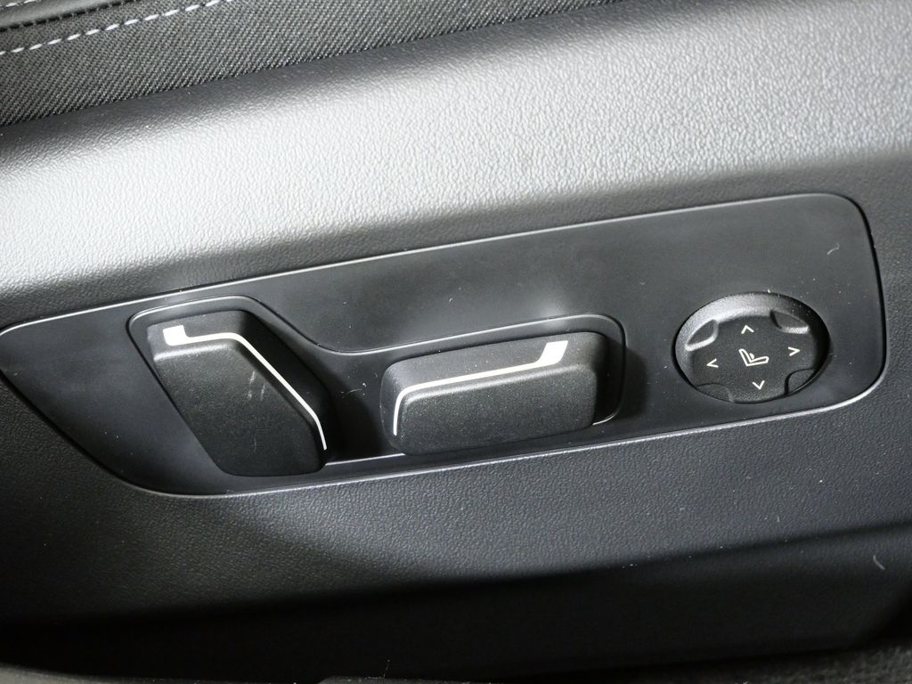 Thumbnail: 2026 BMW 5 Series - 22