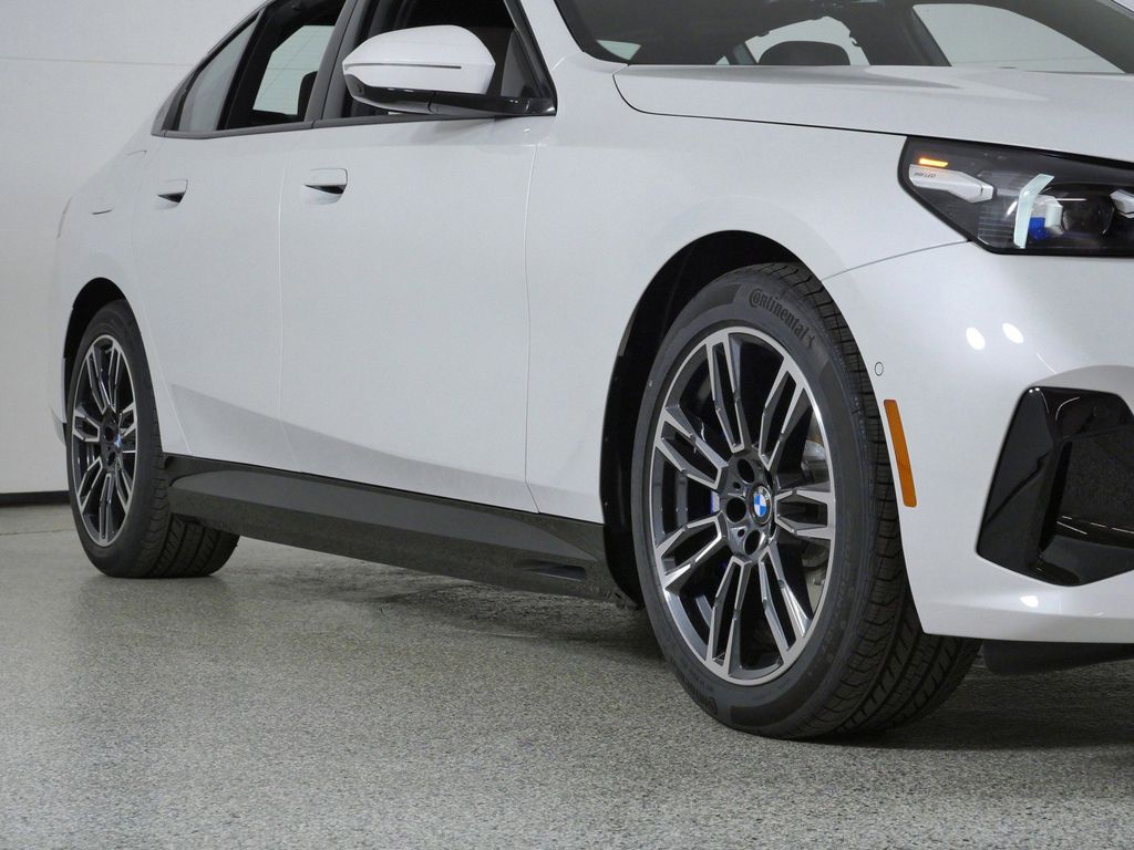 Thumbnail: 2027 BMW 5 Series - 6