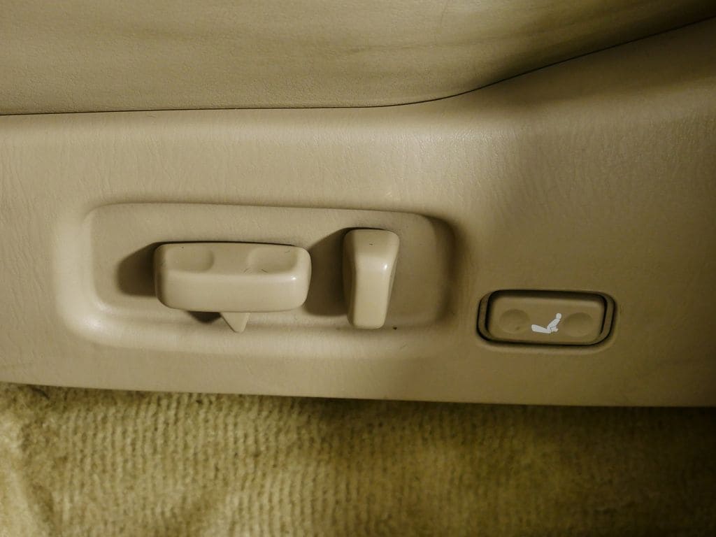 Thumbnail: 2004 Toyota Land Cruiser - 30