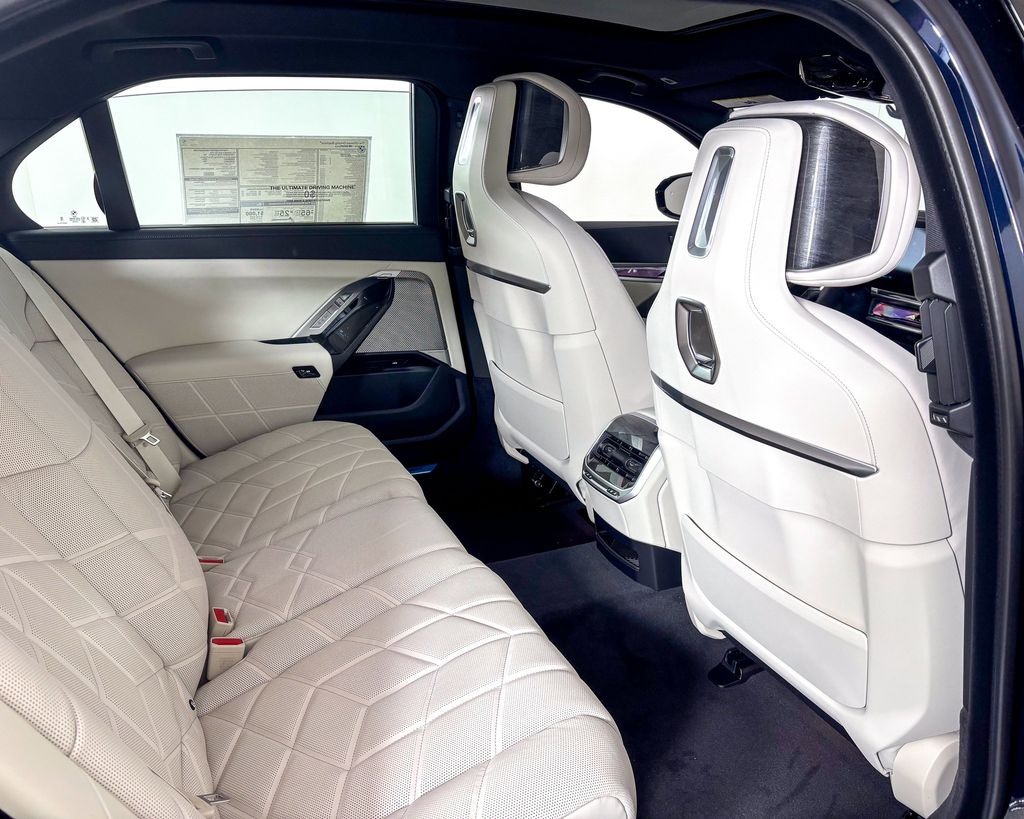Thumbnail: 2025 BMW 7 Series - 22